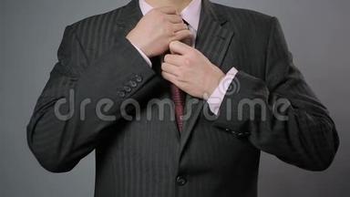 商人调整他的领带和夹克，特写。 <strong>时尚男</strong>装